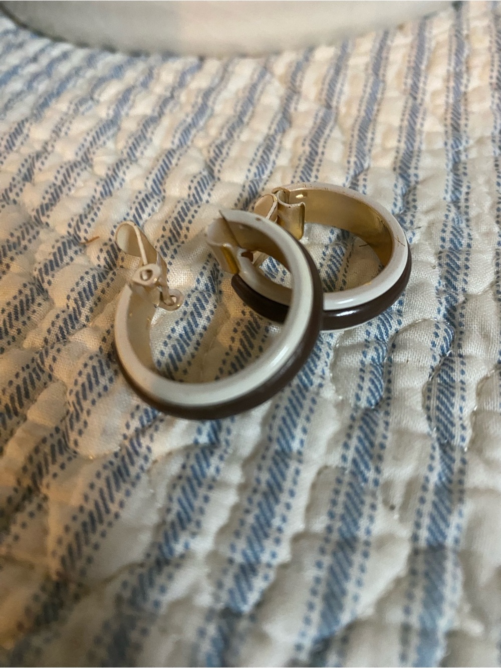 (BB2) Vintage 1960’sWomen’s Two-Tone White and Brown Hoop Earrings Clip on